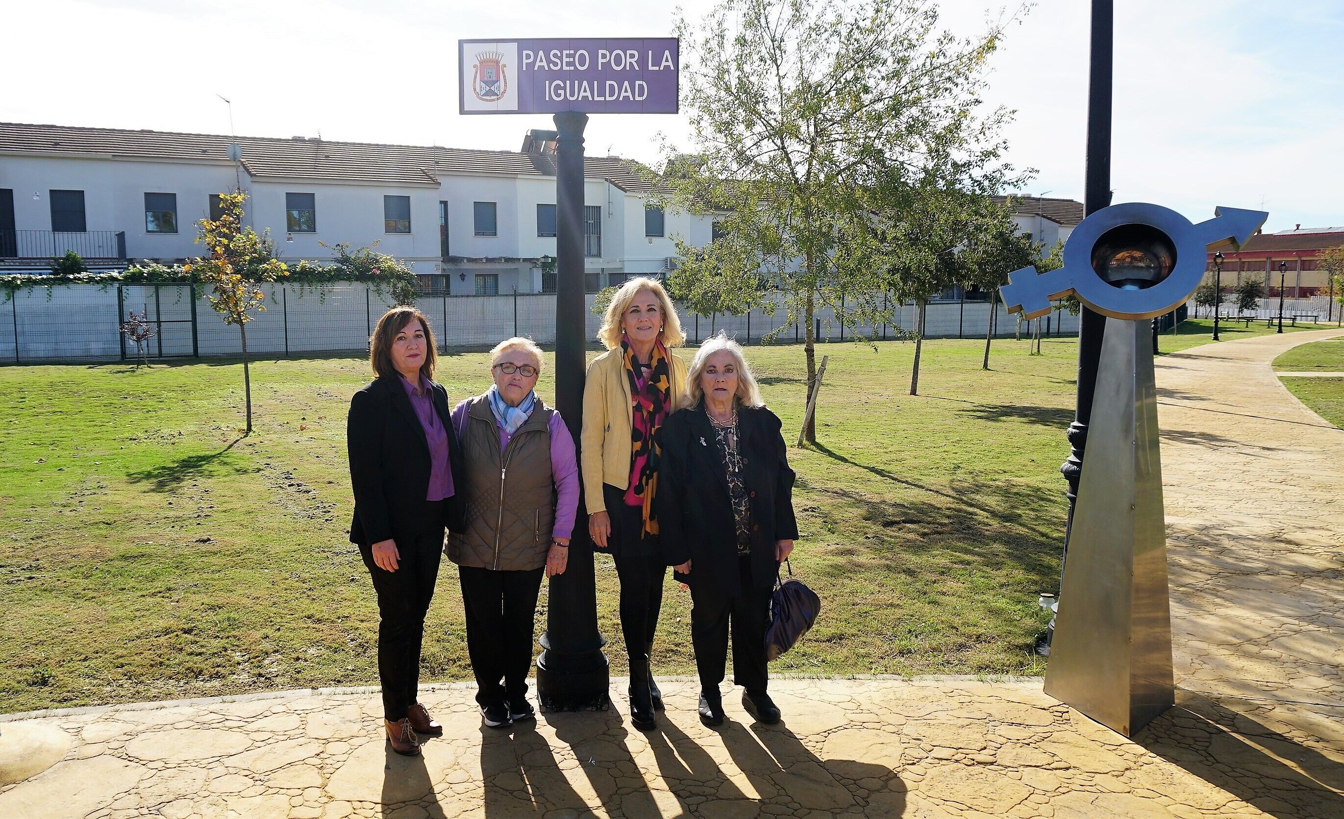 La alcaldesa, junto a las presidentas de las asociaciones de mujeres